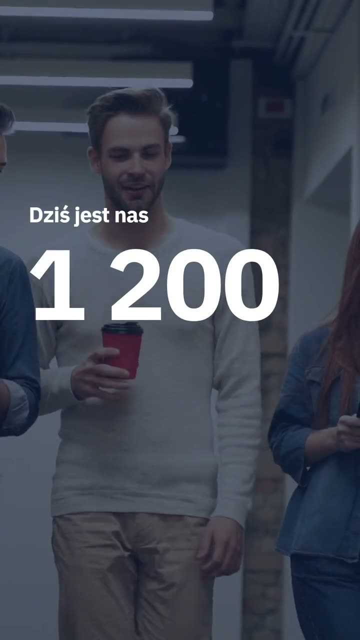 Napis Dziś jest nas 1 200 na tle zespołu idącego korytarzem